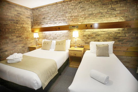 The Settlement Historic Hotel - Bet 4u 1