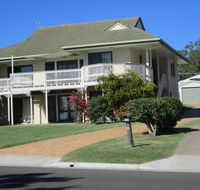 The Sun and the Sea in Hervey Bay - Click Find