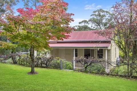 THE TEACHERS COTTAGE - Click Find 3