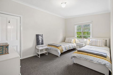 THE TEACHERS COTTAGE - Click Find 2