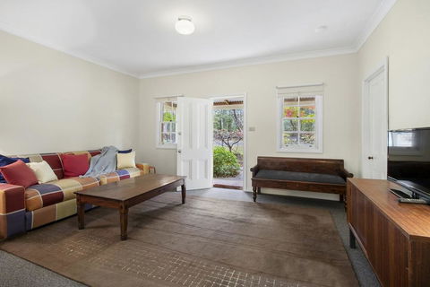 THE TEACHERS COTTAGE - Click Find 0