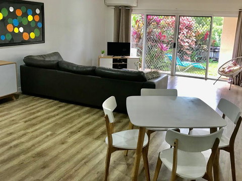 The Villas Palm Cove - Who Is Search 2