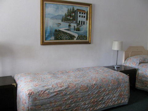 The Wayfarer Motel - Click Find 3