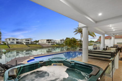 The White House GC Waterfront Home Cinema Jacuzzi Heated Pool - Click Find 3