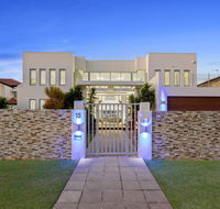 The White House GC Waterfront Home Cinema Jacuzzi Heated Pool - Click Find