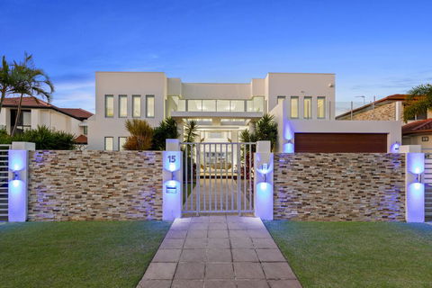 The White House GC Waterfront Home Cinema Jacuzzi Heated Pool - Click Find 0