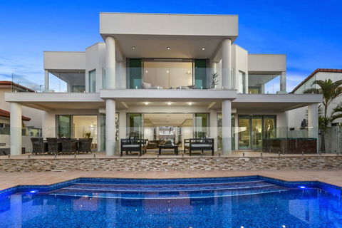The White House GC Waterfront Home Cinema Jacuzzi Heated Pool - Click Find 2