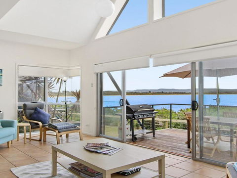 Tilbury Breeze - Ocean Views, Comfort And Style - Bet 4u 0