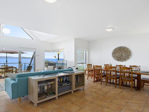 Tilbury Breeze - Ocean Views, Comfort And Style - Bet 4u 3