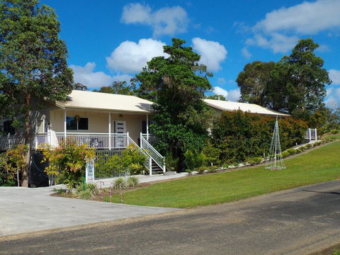 Tinaroo Sunset Retreat - Click Find 0