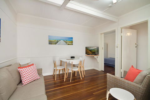 Tondio Terrace Flat 5 - Pet Friendly, Ground Floor Budget Style Accommodation - Bridge Guide 1