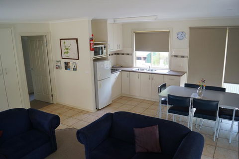Tooleybuc River Retreat Villas - Click Find 1