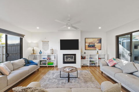 TORQUAY Relax And Unwind Beach 300m Table Tennis - Click Find 0