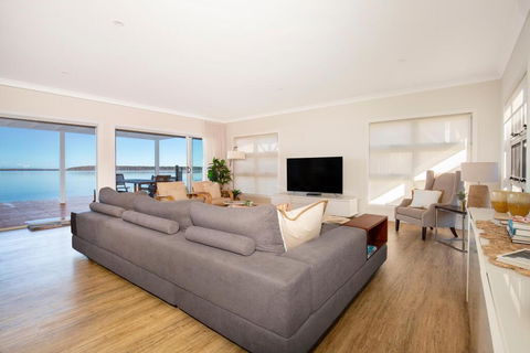 Tranquility Absolute Waterfront - Pet Friendly - 10 Mins To Hyams Beach - Bet 4u 2