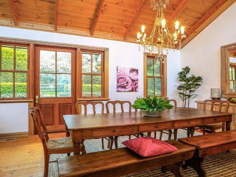 Treetops - Elegant, Inviting, Designer, Cedar Home - Lawyer Find 3