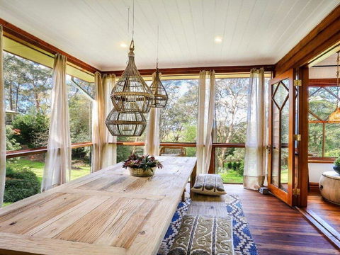 Treetops - Elegant, Inviting, Designer, Cedar Home - Lawyer Find 1