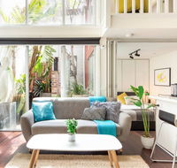 Trendy Loft Near Smith St. with Cosy Courtyard and Parking - Click Find