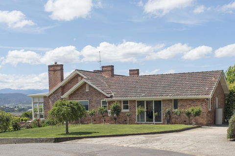 Trevallyn House B & B - Click Find 1