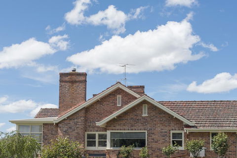 Trevallyn House B & B - Click Find 2
