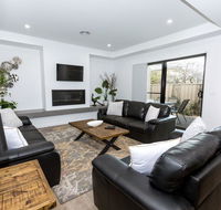 TWO TEN Sleeps 10 Luxury CBD Accommodation - Bet 4u