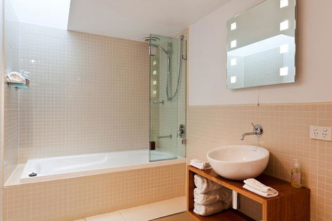 TWOFOURTWO Boutique Apartments - Click Find 1
