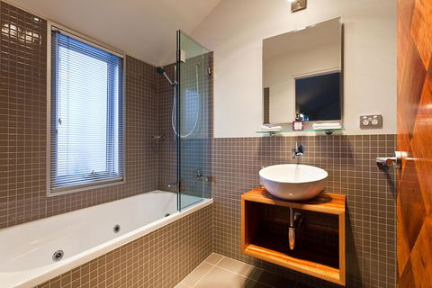 TWOFOURTWO Boutique Apartments - Click Find 2