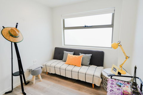 U101 Brunswick Living Brand New Deluxe Balcony Apartment Close To Airport And CBD - Lawyer Find 1