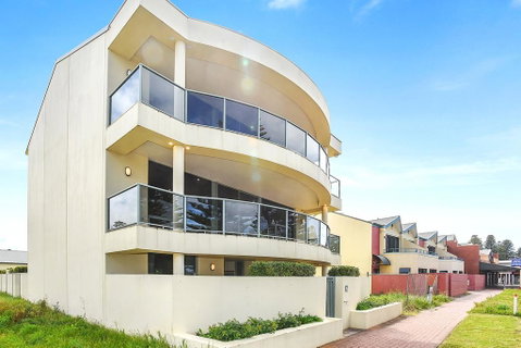 Ultimate Esplanade - 3 Storey Experience - WiFi - Lawyer Find 3