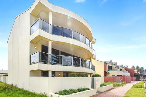 Ultimate Esplanade - 3 Storey Experience - WiFi - Click Find 3