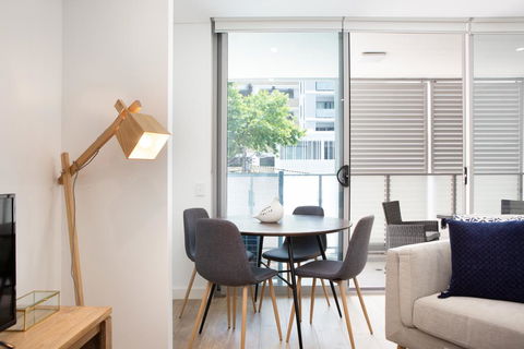 Ultra Modern Studio Suite With Balcony Near Shops - Click Find 2