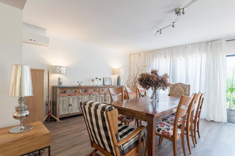 ULTRA SPACIOUS STYLISH HOME IN PRESTONS - SYDNEY - Bet 4u 1