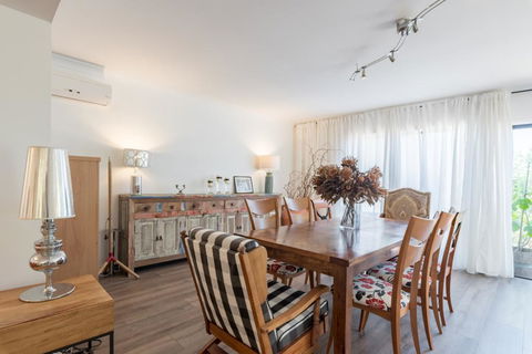ULTRA SPACIOUS STYLISH HOME IN PRESTONS - SYDNEY - Click Find 1