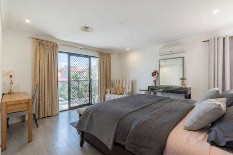 ULTRA SPACIOUS STYLISH HOME IN PRESTONS - SYDNEY - Click Find 2