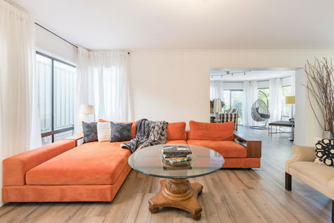 ULTRA SPACIOUS STYLISH HOME IN PRESTONS - SYDNEY - Click Find 0