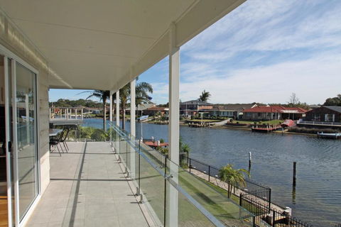 Unbeatable Waterfront Location - Bet 4u 1