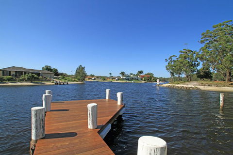 Unbeatable Waterfront Location - Bet 4u 2