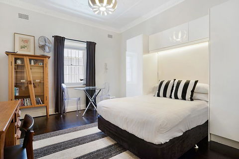 Unbeatably Located Art Deco Surry Hills Studio - Bet 4u 0