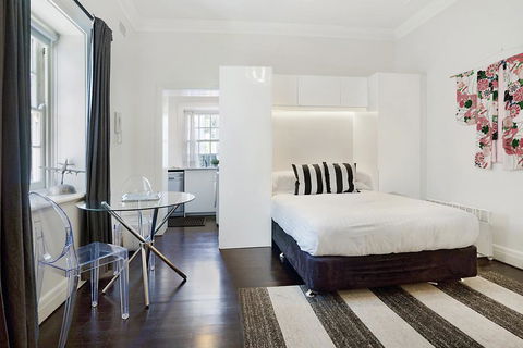 Unbeatably Located Art Deco Surry Hills Studio - Bet 4u 1