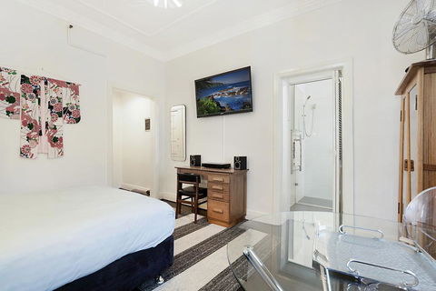 Unbeatably Located Art Deco Surry Hills Studio - Bet 4u 3