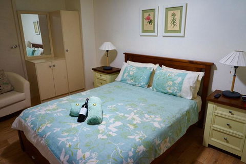 Underground Bed & Breakfast - Click Find 1