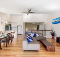 Unit 1 Rainbow Surf - Modern two storey townhouse with large shared pool close to beach and shop - Click Find