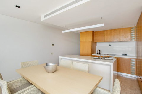 Unit 101 Plantation Resort - Rainbow Beach, Plantation Resort, Second Floor, Aircon, Pool, Spa - Bet 4u 2