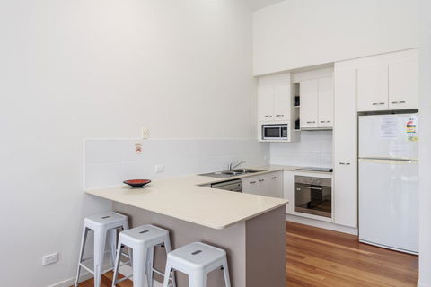 Unit 2 Rainbow Surf - Modern, Double Storey Townhouse With Large Shared Pool, Close To Beach And Shops - Click Find 1