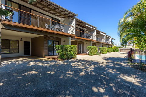 Unit 2 Rainbow Surf - Modern, Double Storey Townhouse With Large Shared Pool, Close To Beach And Shops - Click Find 0