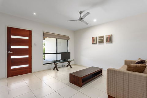 Unit 2 Rainbow Surf - Modern, Double Storey Townhouse With Large Shared Pool, Close To Beach And Shops - Click Find 2