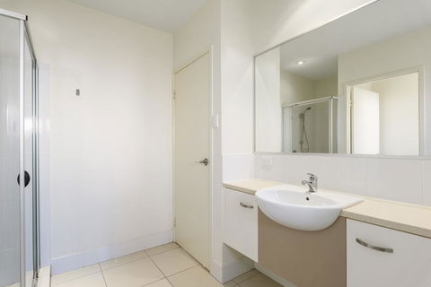 Unit 2 Rainbow Surf - Modern, Double Storey Townhouse With Large Shared Pool, Close To Beach And Shops - Click Find 3