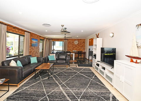 Urangan Harbour Bungalow - Click Find 3