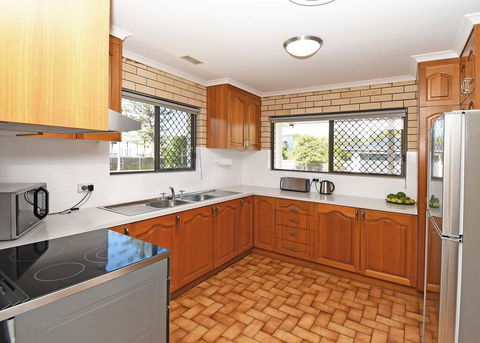 Urangan Harbour Bungalow - Click Find 2