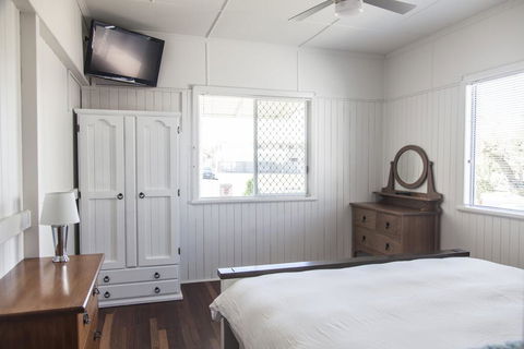 Urangan Harbour Cottage - Click Find 2