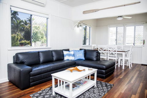 Urangan Harbour Cottage - Click Find 0
